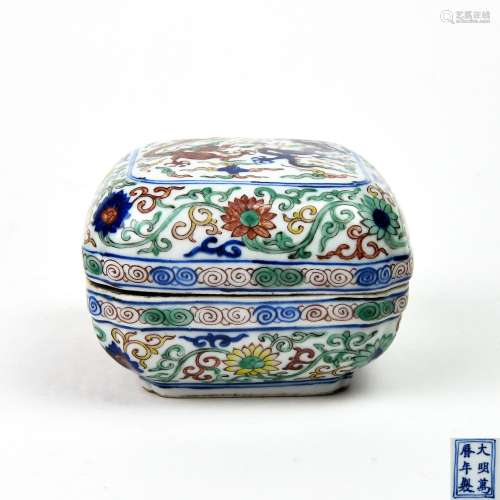 A Chinese Wu-Cai Glazed Porcelain Round Box with Cover