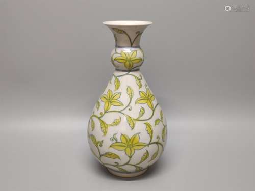 A Chinese Dou-Cai Glazed Porcelain Vase