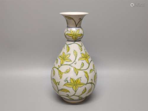 A Chinese Dou-Cai Glazed Porcelain Vase