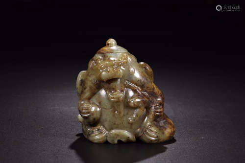 HETIAN JADE 'BEAR' VASE WITH LID