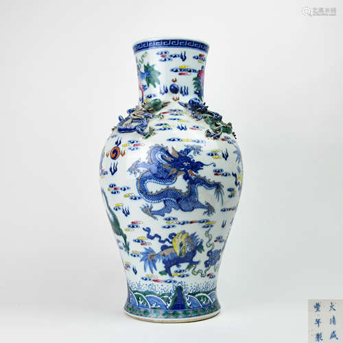 A Chinese Dou-Cai Glazed Porcelain Vase