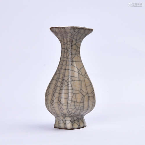 A Chinese Ge-Type Glazed Porcelain Vase