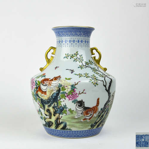 A Chinese Enamel Glazed Porcelain Vase