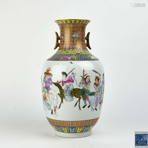 A Chinese Enamel Glazed Porcelain Vase