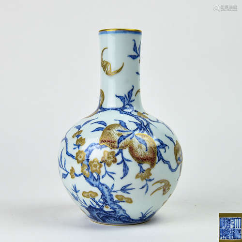 A Chinese Blue and White Porcelain Vase