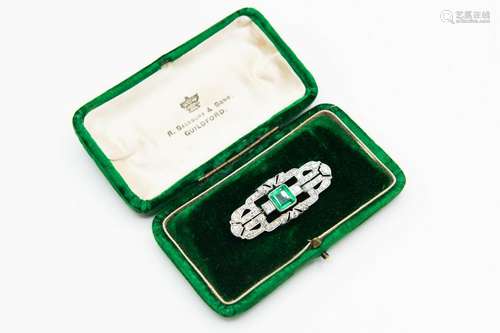 AN EDWARDIAN EMERALD AND DIAMOND BROOCH, the square cut