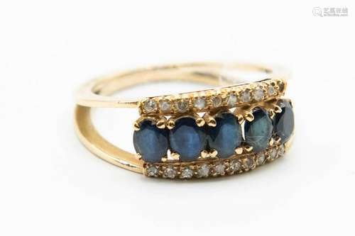 A SAPPHIRE AND DIAMOND RING, the split detail tapering