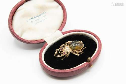 AN EARLY VICTORIAN BEETLE BROOCH, an oval cabochon cut