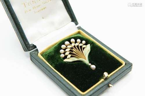 AN ART NOUVEAU 18CT YELLOW GOLD, ENAMEL AND SEED PEARL