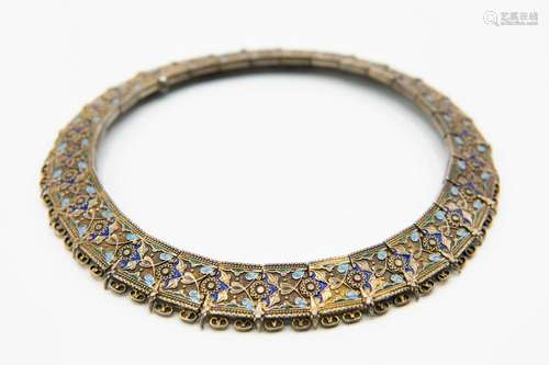 AN EARLY 20TH CENTURY RUSSIAN SILVER AND ENAMEL COLLAR,