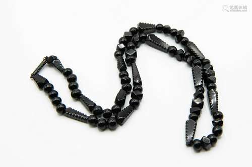 A VICTORIAN JET NECKLACE, formed of polished beads and