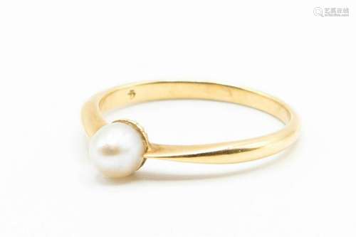 AN 18CT YELLOW GOLD AND SEED PEARL RING, the single