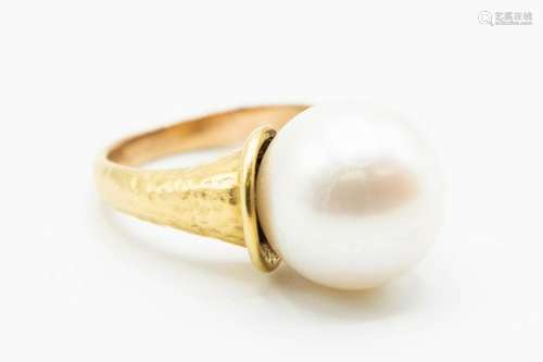 A CULTURED PEARL RING BY ERIC BAGGE, the large single