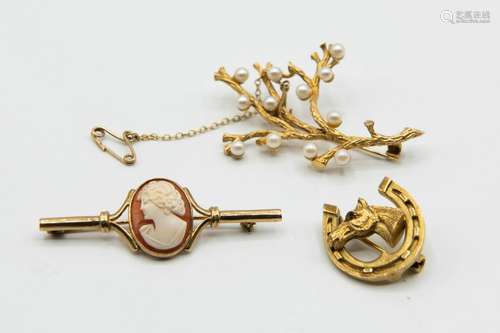 A COLLECTION OF THREE 9CT YELLOW GOLD BROOCHES,