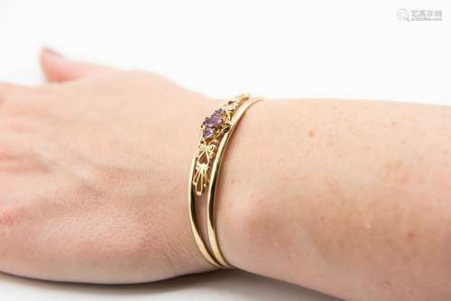 A 9CT YELLOW GOLD AND AMETHYST TORQUE BANGLE, the split