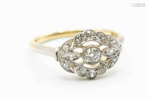 AN 18CT YELLOW GOLD AND PLATINUM DIAMOND RING, the