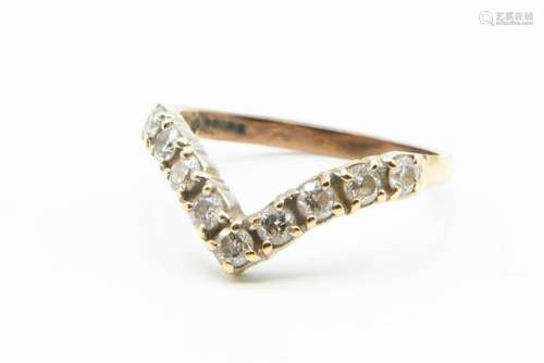 A 9CT YELLOW GOLD AND DIAMOND RING, the nine brilliant