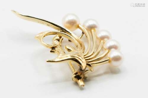 A 14CT YELLOW GOLD AND CULTURED PEARL BROOCH, the spray