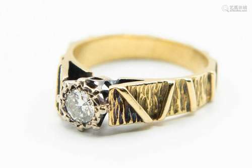 AN 18CT YELLOW GOLD AND DIAMOND RING, the single