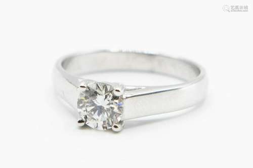 AN 18CT WHITE GOLD AND DIAMOND RING, the single