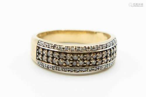 A 9CT YELLOW GOLD AND DIAMOND RING, the four rows of