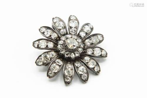 A VICTORIAN DIAMOND SET PENDANT BROOCH, the flower head