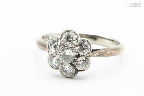 AN 18CT WHITE GOLD AND PLATINUM DIAMOND CLUSTER RING,