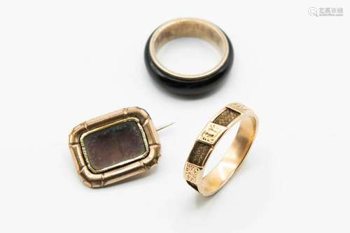 A MID VICTORIAN 15CT YELLOW GOLD MOURNING RING, set to