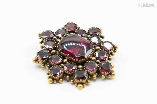 A MID 19TH CENTURY GARNET SET BROOCH, the rectangular