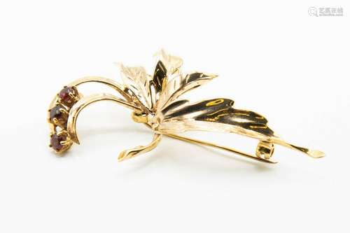 A 9CT YELLOW GOLD SPRAY BROOCH, the moulded leaf shaped