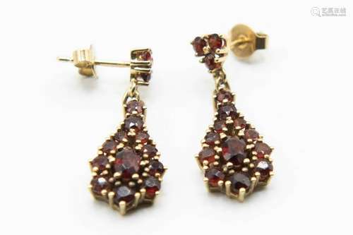 A PAIR OF 9CT YELLOW GOLD AND GARNET DROP EARRINGS, the