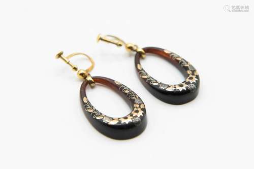 A PAIR OF TORTOISESHELL 9CT GOLD PIQUE EARRINGS, the