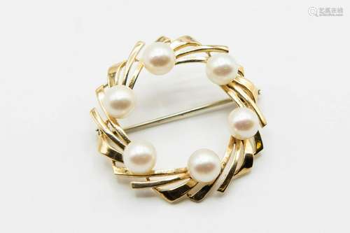 A 14CT YELLOW GOLD AND CULTURED PEARL BROOCH, the