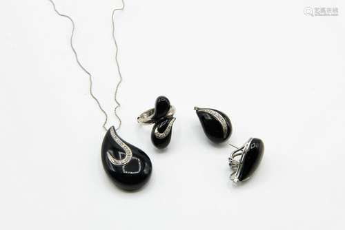 A SUITE OF CONTEMPORARY BLACK ONYX AND DIAMOND WHITE