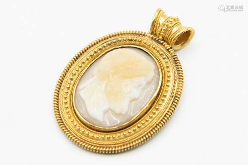 AN EARLY VICTORIAN CAMEO PENDANT, the oval carved cameo