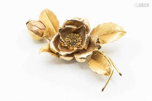 AN 18CT YELLOW GOLD FLORAL BROOCH, formed of one closed