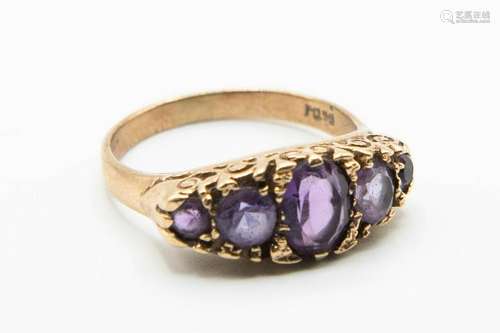 A LATE VICTORIAN 9CT YELLOW GOLD AMETHYST SET RING, the