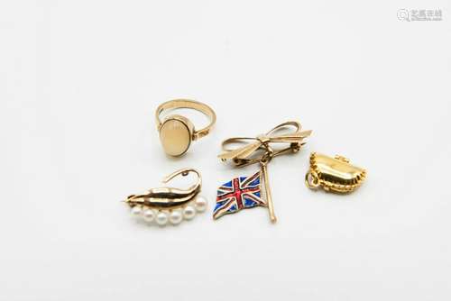 A COLLECTION OF YELLOW GOLD JEWELLERY, to include a