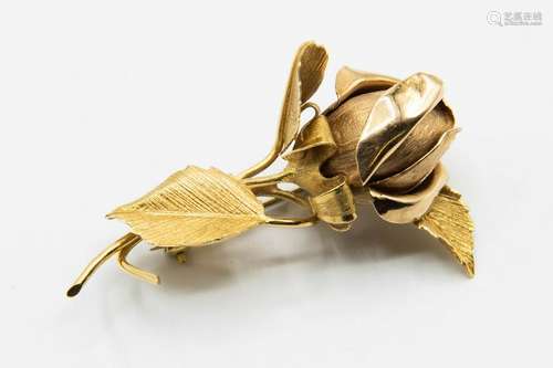 AN 18CT YELLOW GOLD ROSE BUD BROOCH, on brooch pin