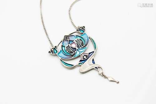 AN ART NOUVEAU STYLE ENAMEL AND SILVER PENDANT, the