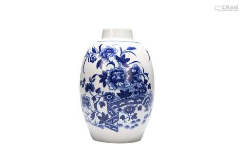 A WORCESTER PORCELAIN BLUE AND WHITE TEA CANISTER, c.