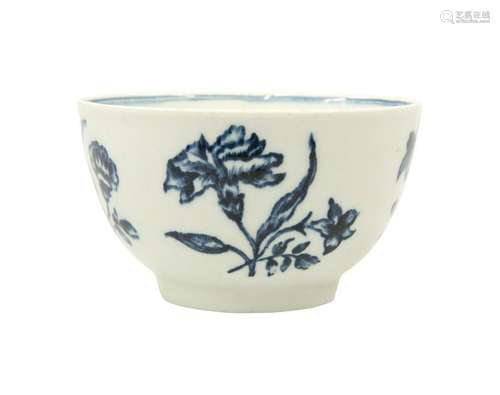 A LOWESTOFT BLUE AND WHITE TEA BOWL, painted with a