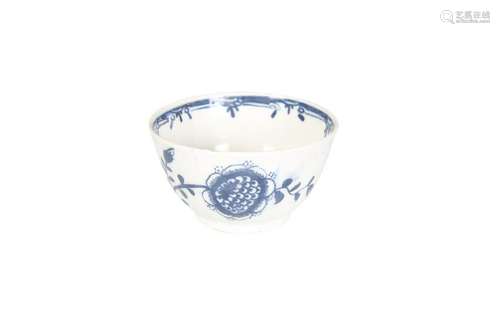 A LOWESTOFT TEA BOWL WITH BLUE FLORAL PRINTS.