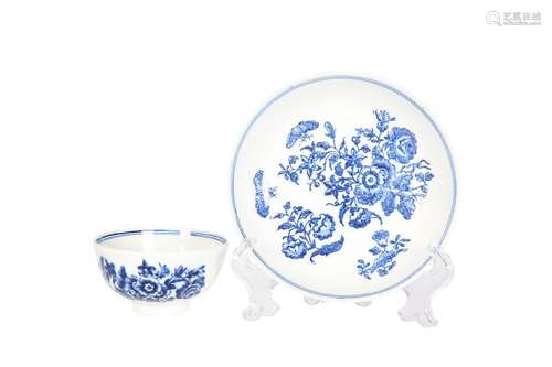 A LOWESTOFT BLUE AND WHITE TEA BOWL AND SAUCER, of