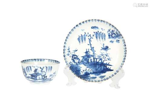 AN EARLY LOWESTOFT BLUE AND WHITE TEA BOWL AND SAUCER,