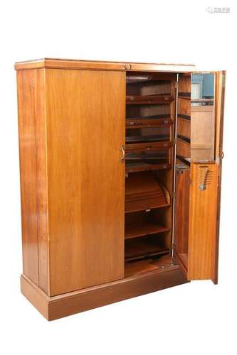 AN ART DECO WALNUT GENTLEMAN'S 