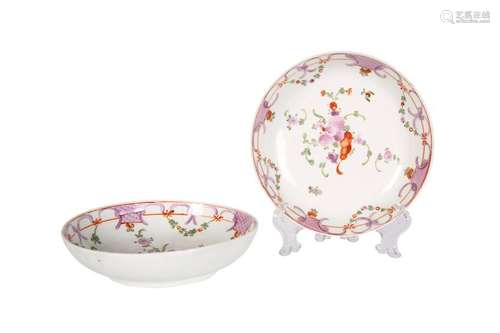 A PAIR OF LOWESTOFT SAUCERS, c.1780-1800, each painted