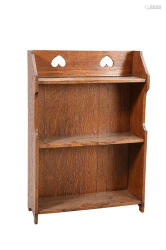 AN ARTS AND CRAFTS SMALL OAK OPEN BOOKCASE, c.1910,