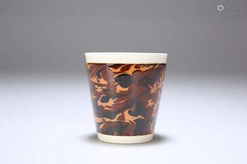 A MOCHA WARE TORTOISESHELL PATTERN TUMBLER CUP, 19TH