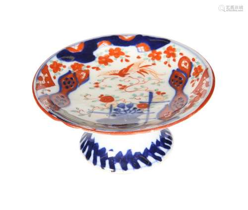 A JAPANESE IMARI PATCH STAND, decorated in the